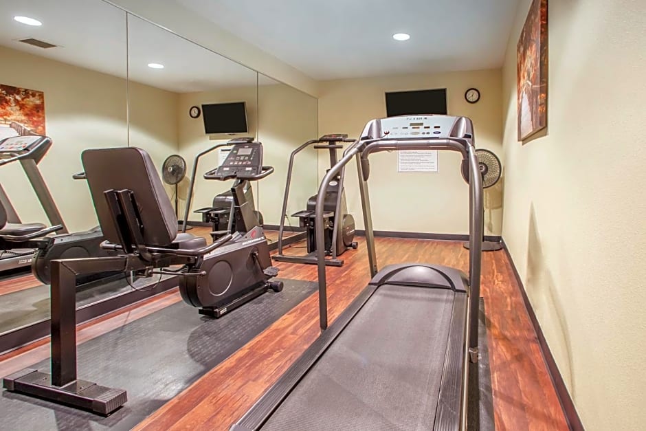Hawthorn Extended Stay by Wyndham Milwaukee Airport