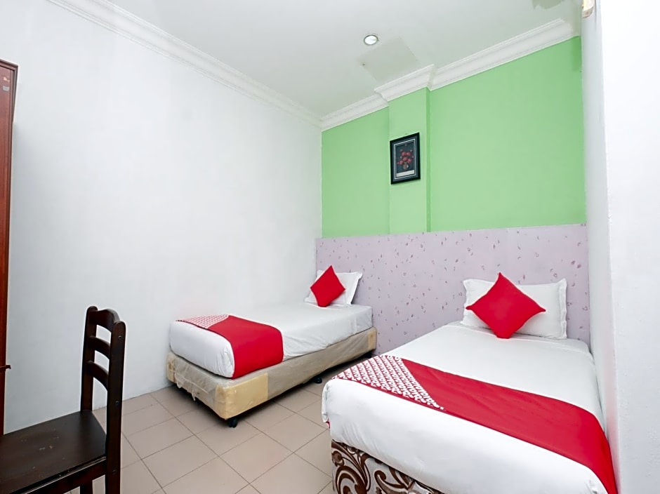 OYO 850 Gold Star Hotel