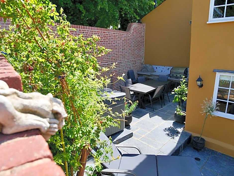 Executive Suite with Private HotTub, Full SkyTV in 600 Year Old Manor House