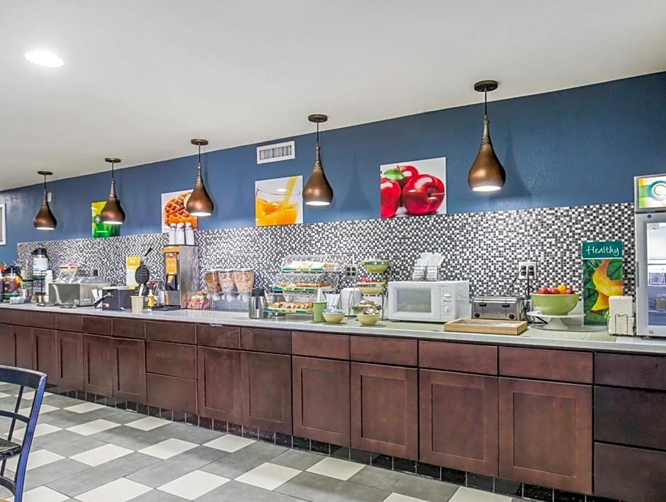 Rodeway Inn & Suites