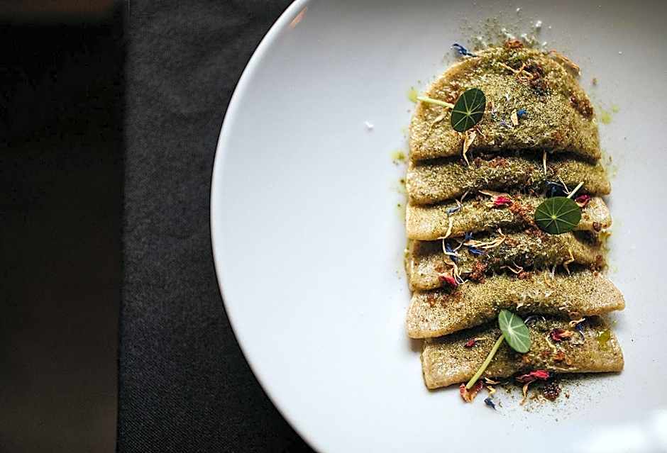 Presulis Hideaway Apartments & Restaurant