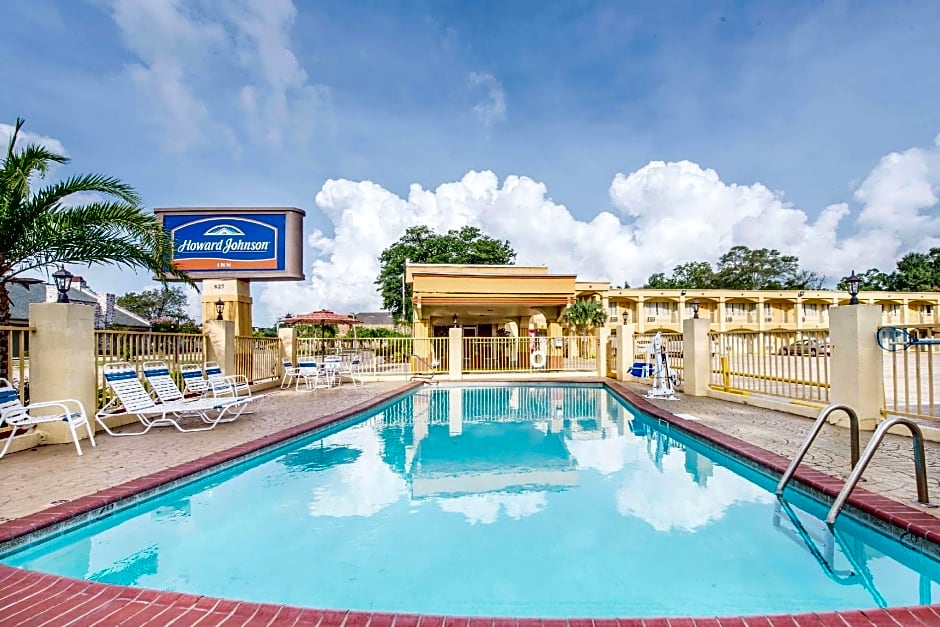 Howard Johnson by Wyndham Historic Lake Charles