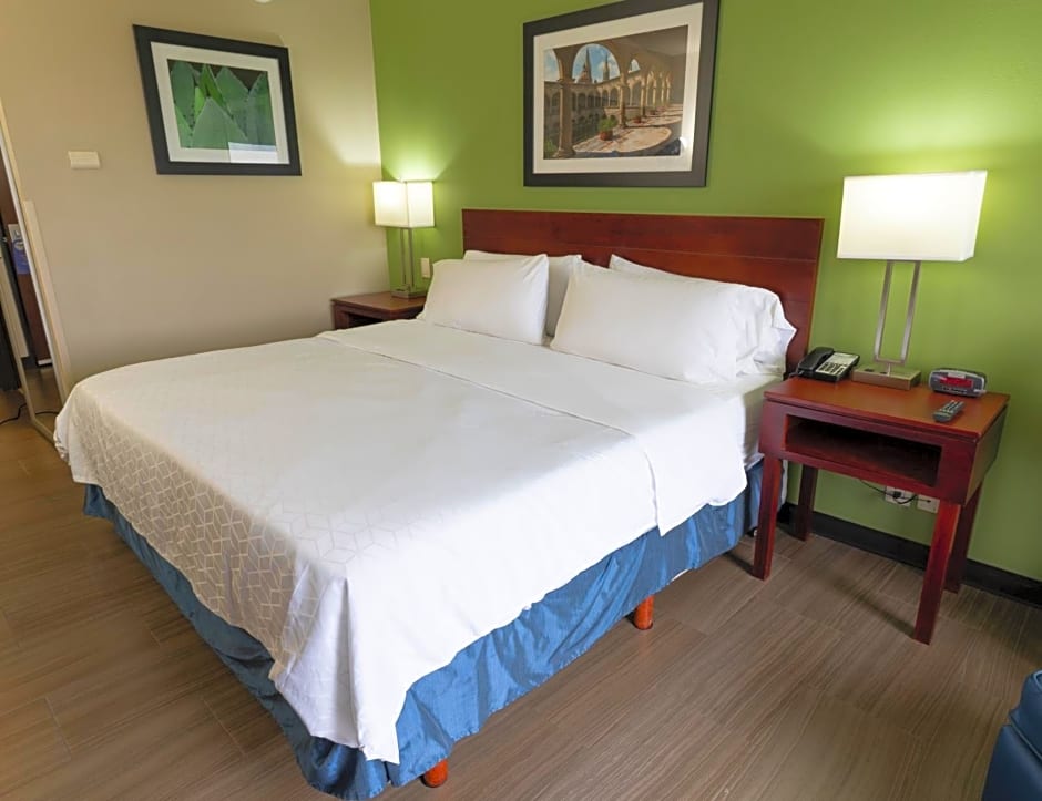 Holiday Inn Express & Suites Guadalajara Aeropuerto By IHG
