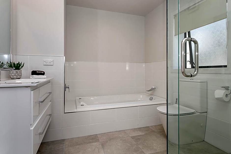 Acacia Lake View Motel