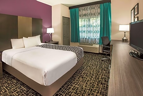 Double room Queen bed - Mobility/Hearing Accessible