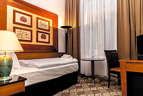 Club Room with 2 Single Beds