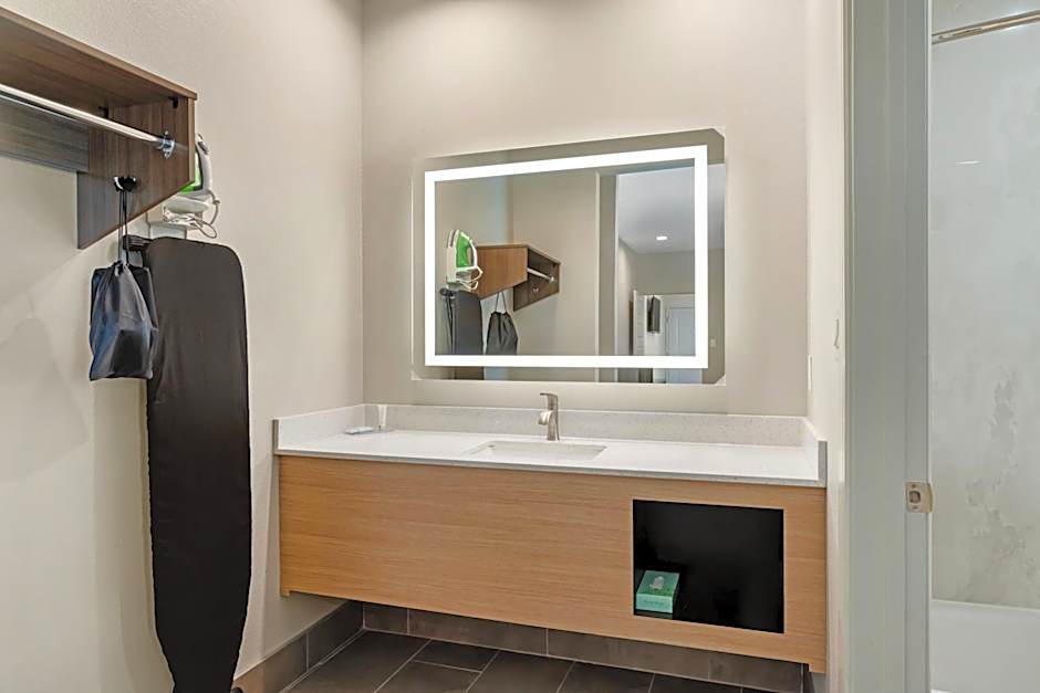 Clarion Pointe Spring - Houston North