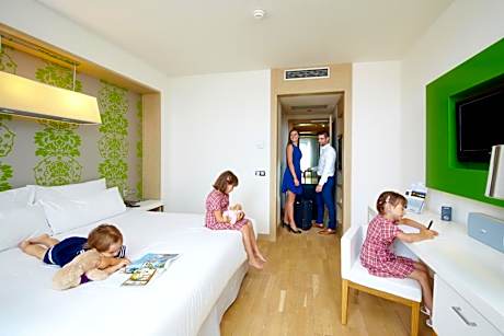 Family Room (2 Adults + 4 Children)