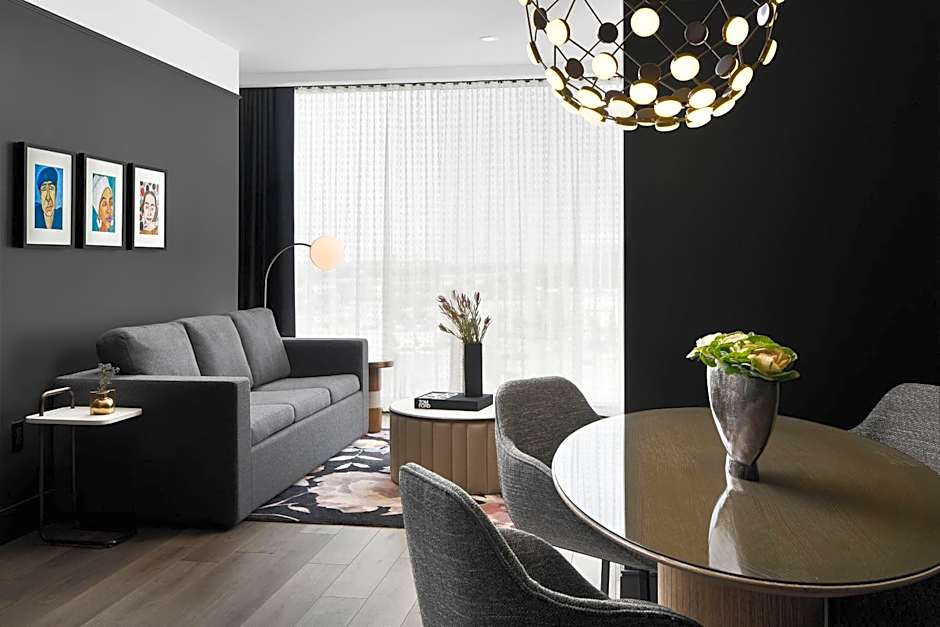 Renaissance Milwaukee West Hotel