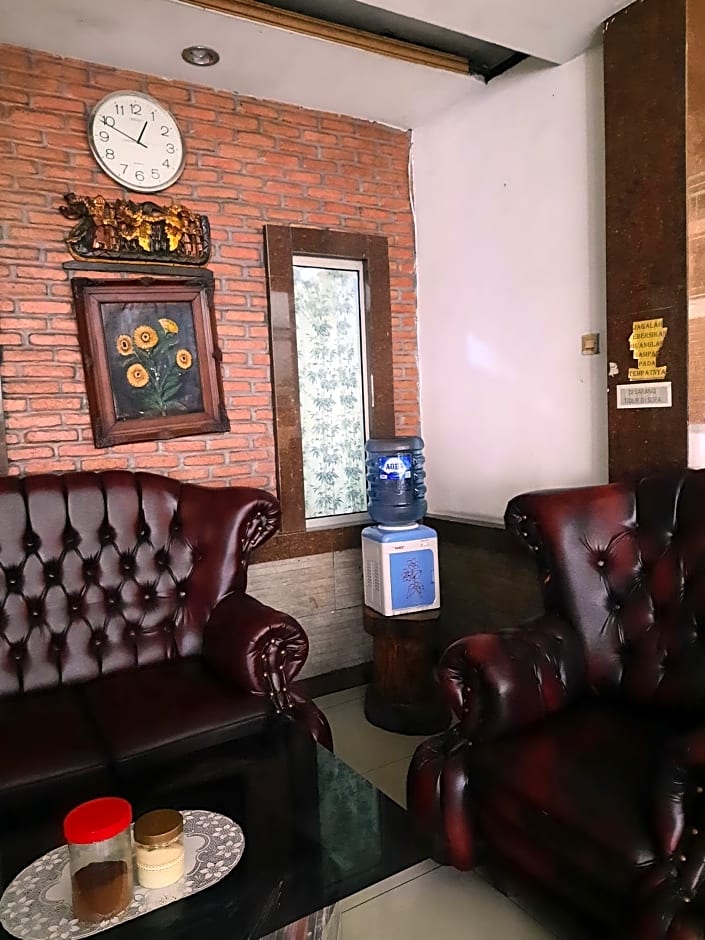 OYO 92469 Hotel Sahabat