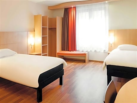 Room with 1 Double Bed