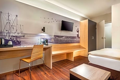 1 Queen And 1 Single, Family Room, Flat Screen Television, Coffee And Tea Maker, Free W-Lan