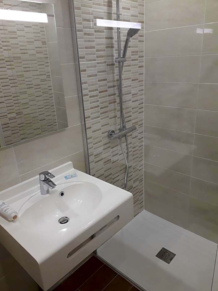 Hotel de l'Orme, Akena