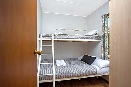 Deluxe Two-Bedroom 2 Couples Cabin