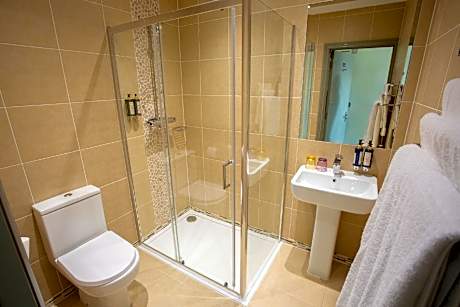 Twin room-Superking-Ensuite with Shower-Courtyard view