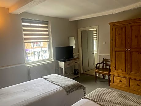 Double or Twin-Standard-Ensuite with Shower-Room 3