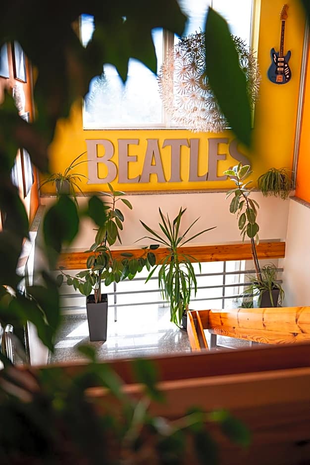 City Hotel B&B, reception 24 7, 800m od-from R1, free parking