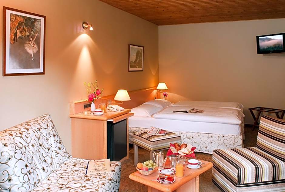 Logis Hostellerie Motel Au Bois Le Sire