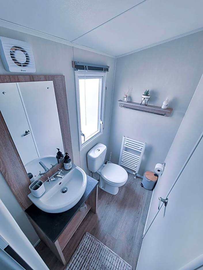 Chic, spacious & fun coastal retreat - family friendly - 3 min walk to beach