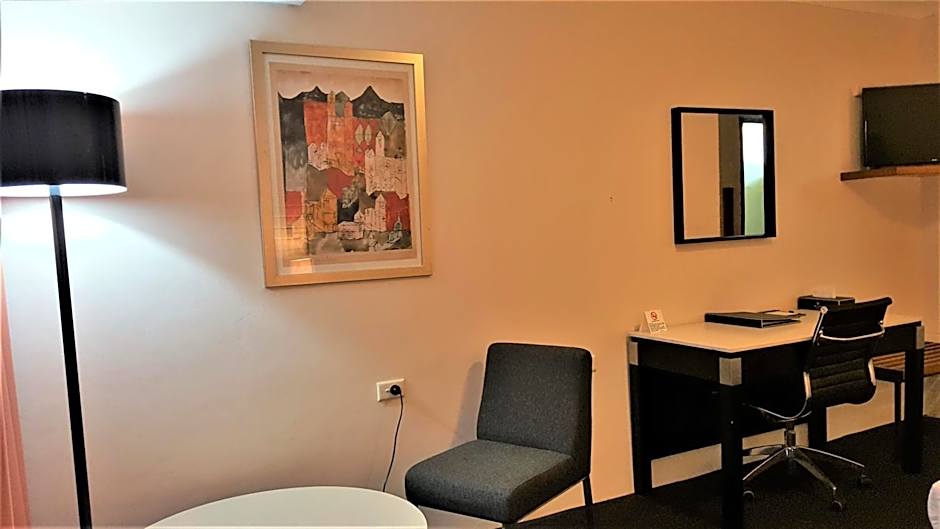 Hibiscus Lakeside Motel