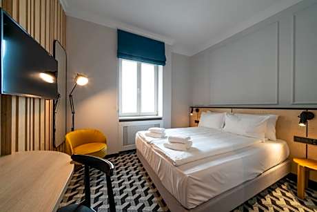 Standard Room 1 Queen Bed