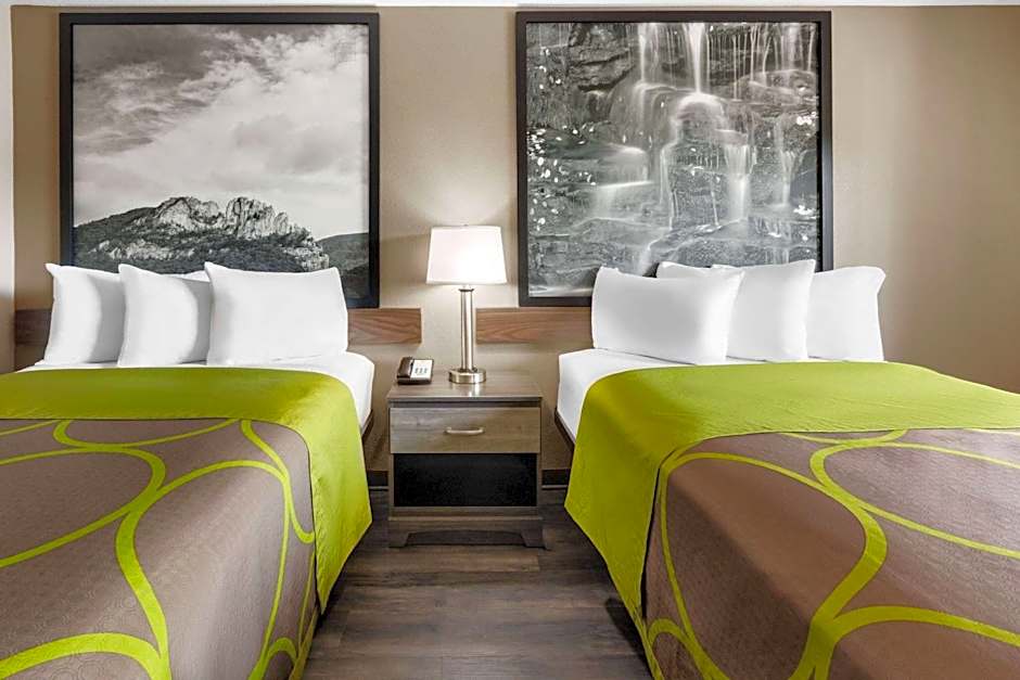 Super 8 by Wyndham Fairmont