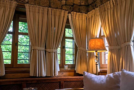 Junior Suite (2 Adults + 2 Children)
