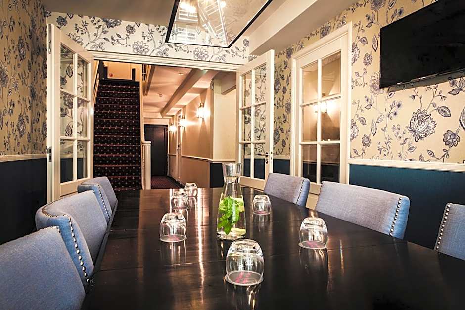 Carlton Ambassador Hotel