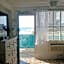 COUPLES GETAWAY, HONEYMOON SWEET, Perfectly Cozy Beach Front Condo with kitchen, pool, free parking,CHECK-IN AT DOOR