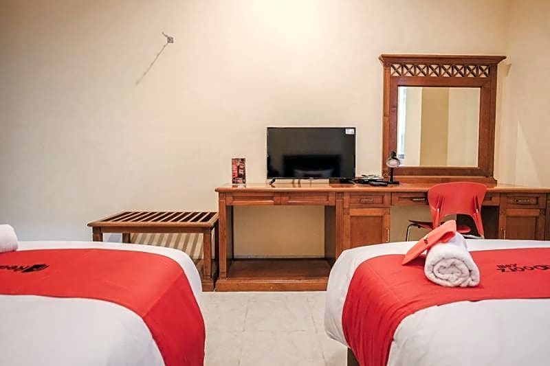 RedDoorz Plus near Plaza Blok M