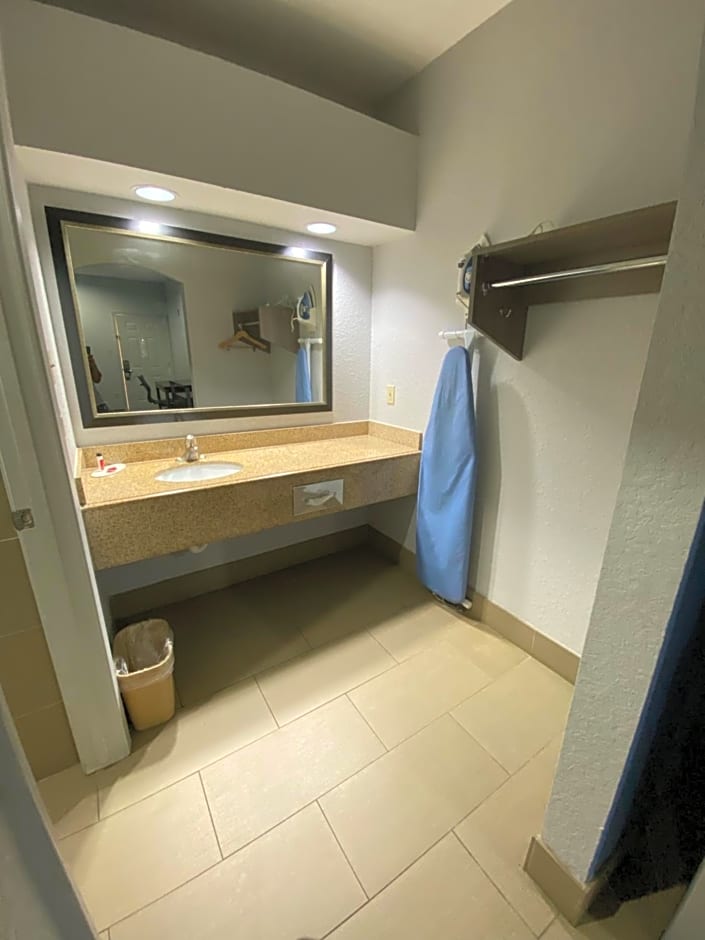 Super 8 by Wyndham Houston Hobby Airport South