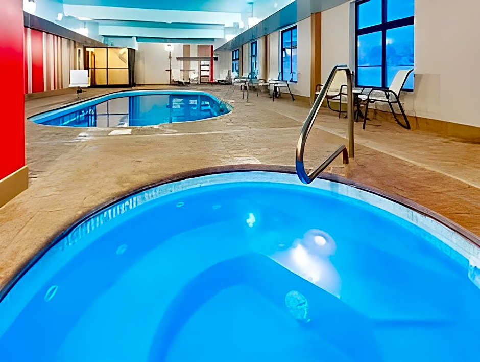 Holiday Inn Express & Suites Northeast By IHG