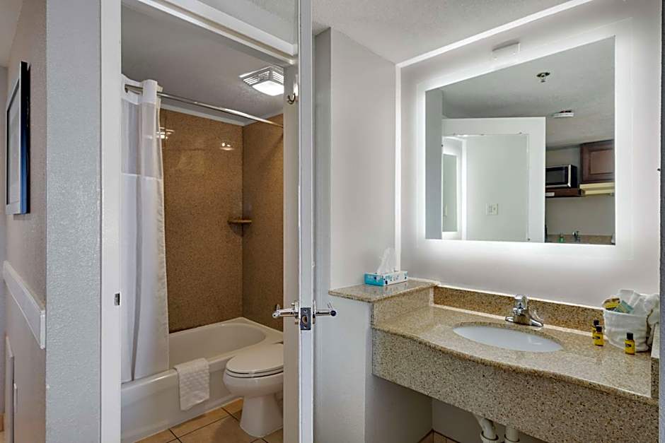 Best Western Plus Holiday Sands Inn & Suites