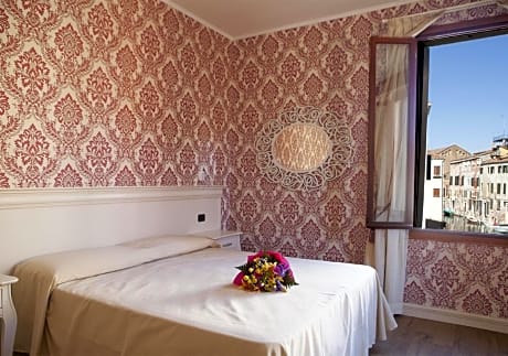 Deluxe Suite with Canal View