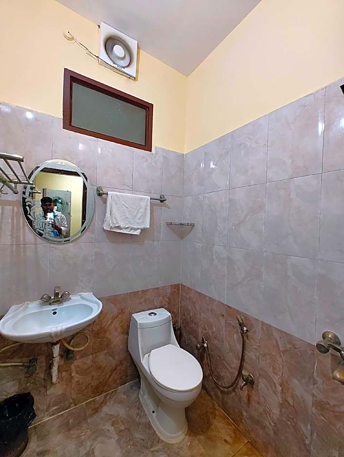 Goroomgo Ashoka Grand Varanasi Indian Only near Railway Station