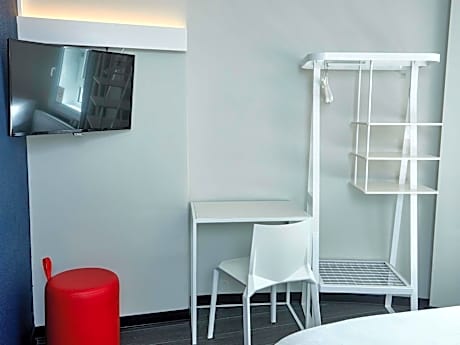 Standard Double Room with One Double and One Single Bed - Non-Smoking