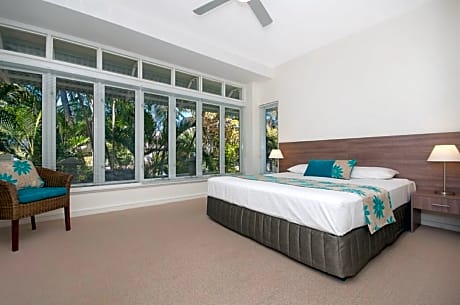 Deluxe Three-Bedroom Apartment