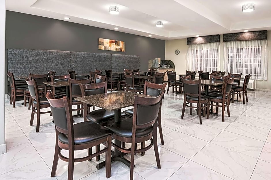 La Quinta Inn & Suites by Wyndham Mercedes Outlet Mall