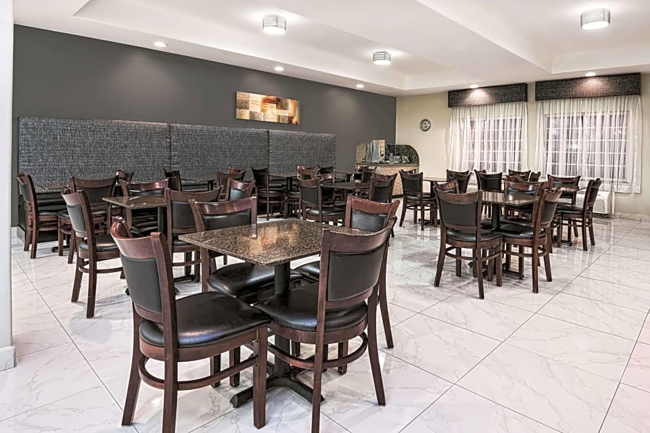 La Quinta Inn & Suites by Wyndham Mercedes