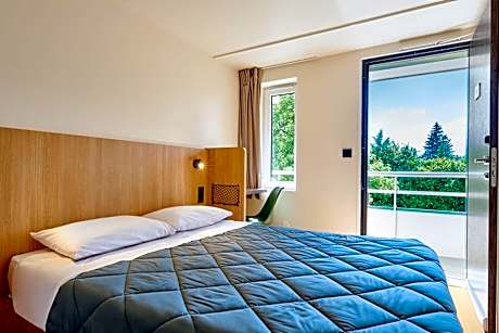 Standard Room - 1 Queen Bed