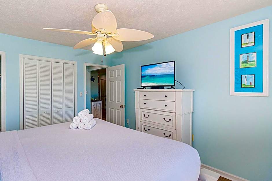 Stunning Ocean View 2-bedroom Suite-Renovated and sleeps 8! Channel Marker E-3