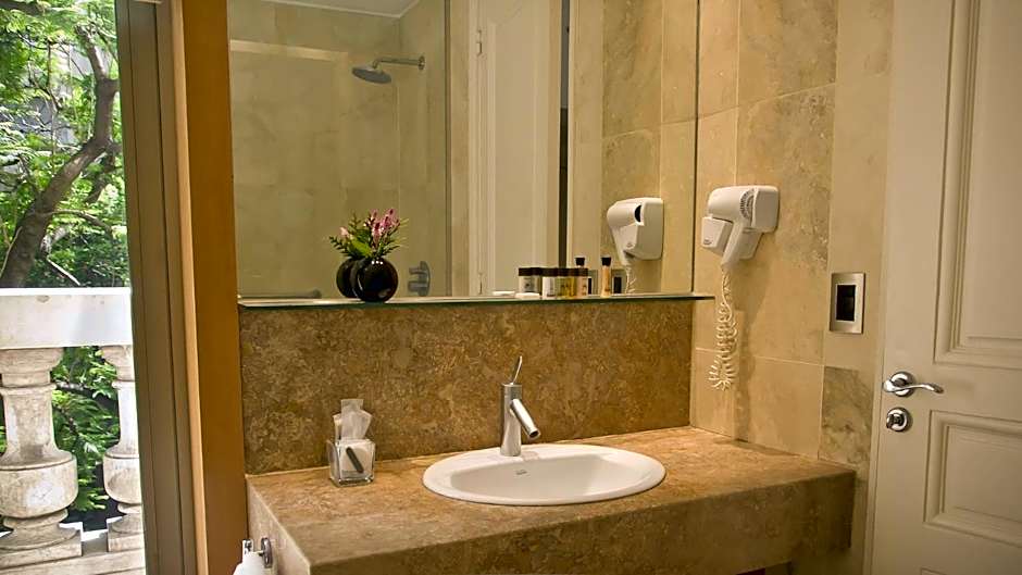 725 Continental Hotel