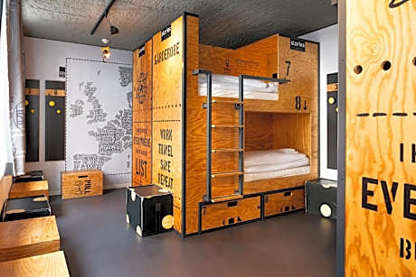 Ten-bed room with private bathroom