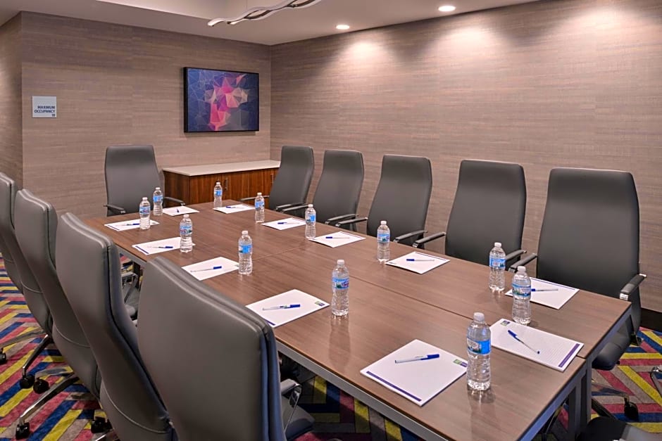 Holiday Inn Express & Suites Bryant West By IHG