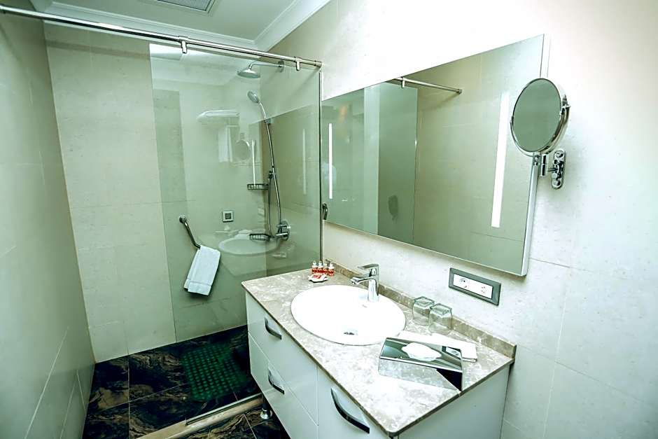 Parkside Hotel & Apartments