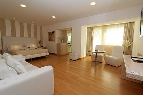 Deluxe Suite with Spa Bath