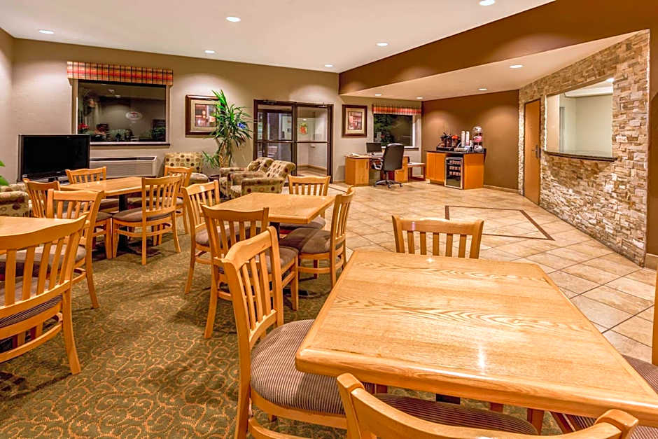 Super 8 by Wyndham Woodburn