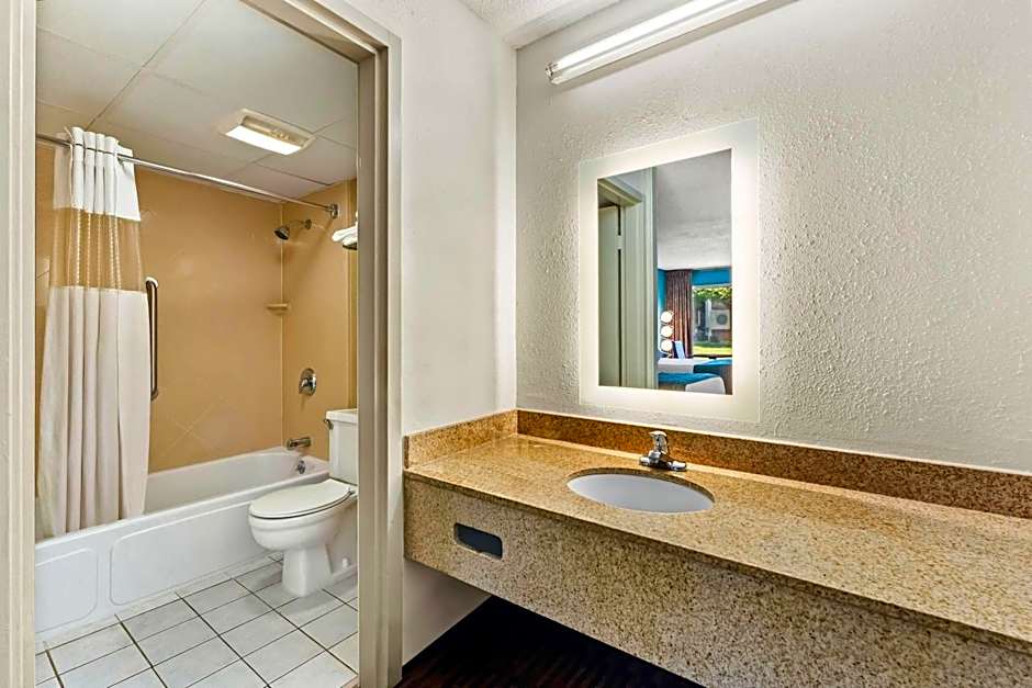 Howard Johnson by Wyndham Albany