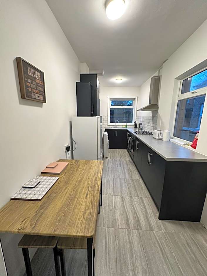 Lovely Town house Room 5