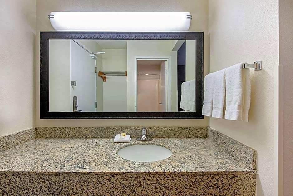 La Quinta Inn & Suites by Wyndham Harrisburg Airport Hershey